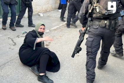 القدس: الاحتلال يقمع مسيرة سلمية أمام حي الشيخ جراح ويعتدي على المشاركين