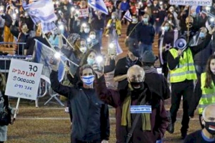 نشطاء إسرائيليون ضد الاحتلال يتظاهرون قرب البؤرة الاستيطانية "أفيتار"