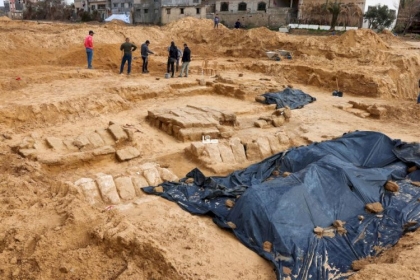 العثور على 25 قبرًا من العهد الروماني غرب غزة