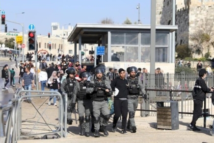الاحتلال يعتقل شابا من مخيم جنين عبر حاجز في الأغوار