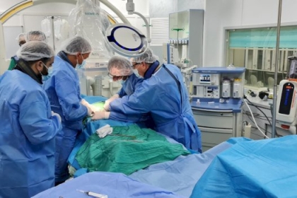 طاقم طبي في غزة يستخدم "الدعامة المُبطنة" في أحدث عمليات القسطرة الطرفية لمرضى الشريان الأبهر