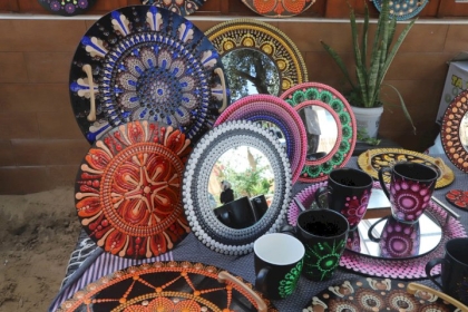 بالصور: فلسطينيون يحضرون معرض للمشغولات اليدوية بعنوان "البداية" في مدينة غزة