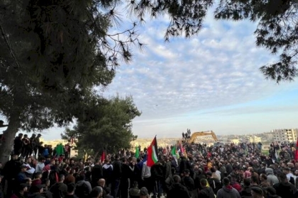 جماهير غفيرة تُشيع جثمان الشهيد الطفل يامن جفّال في أبو ديس