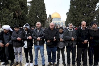 30 ألفا يؤدون صلاة الجمعة في المسجد الأقصى رغم إجراءات الاحتلال