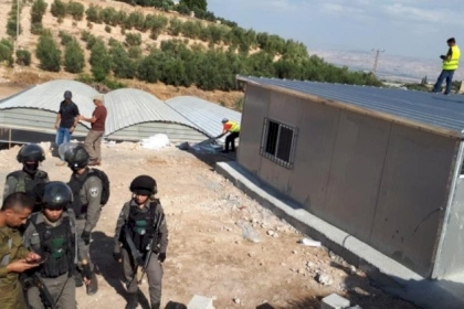 مستوطنون ينصبون بيوتاً متنقلة في الخليل