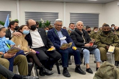 بينيت يزور قاعدة عسكرية للجيش الإسرائيلي شمال الضفة