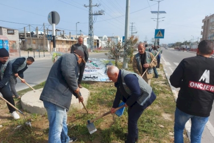 مجلس العمال وبلدية  المغازي ينفذان يومًا تطوعيًا لتنظيف الشارع الرئيسي لمخيم المغازي