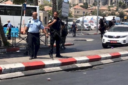 إصابة شرطي إسرائيلي في عملية طعن عند باب العامود