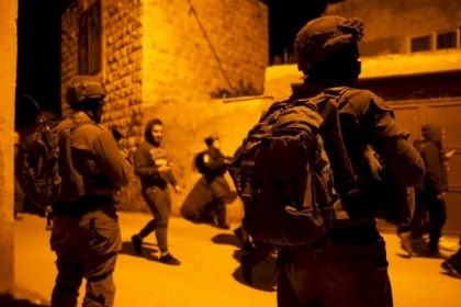 القدس: الاحتلال يداهم منزلين في الطور ورأس العمود