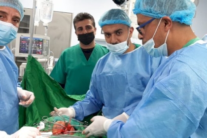 طاقم طبي يُجري سلسلة من العمليات الجراحية المعقدة لمرضى الغسيل الكلوي