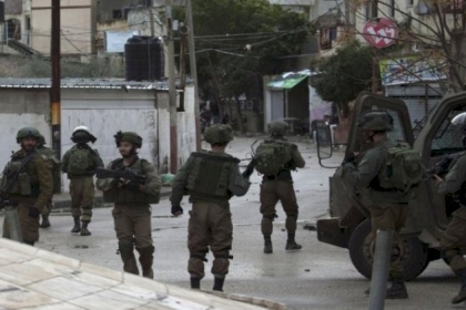 الاحتلال يبعد مواطنا مقدسيا عن المسجد الأقصى لمدة 6 أشهر