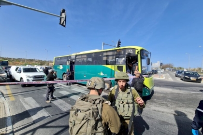 مستوطنون يهاجمون مركبات المواطنين في نابلس