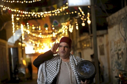 بين مخيم اليرموك وقطاع غزة.. المسحراتي نزار الدباس يواصل مهنته منذ أكثر من 30 عاماً