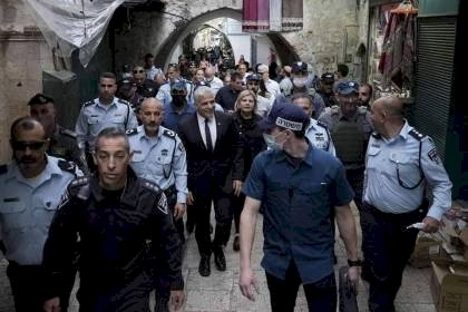 وزير خارجية الاحتلال ينفذ جولة استفزازية في باب العامود بالقدس