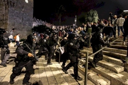 مواجهات بين قوات الاحتلال وعشرات المصلين في باب العمود بالقدس