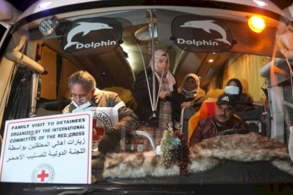 16 من أهالي أسرى غزة يزورون 11 من أبنائهم بسجن نفحة