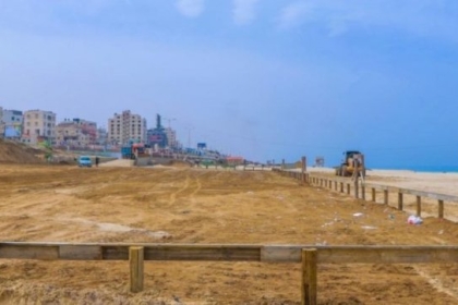 استعدادًا لموسم الصيف.. بلدية غزة تُنجز موقف للسيارات على شاطئ البحر