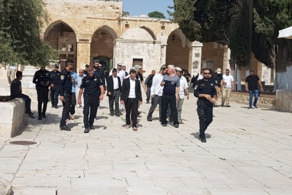 عشرات المستوطنين يقتحمون الأقصى بحماية شرطة الاحتلال
