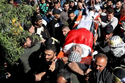 بالصور: جماهير شعبنا تشيّع جثمان الشهيد فواز حمايل في بلدة بيتا