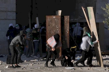 مستوطنون يقتحمون باحات المسجد الاقصى