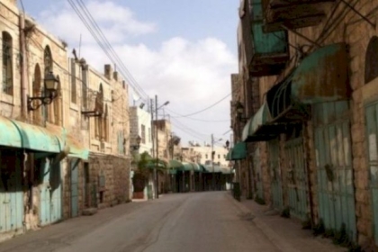 الاحتلال يغلق محال تجارية في حوارة