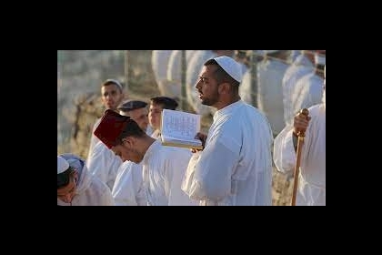 السامريون يحجون إلى قمة جبل جرزيم في عيد "الفصح"