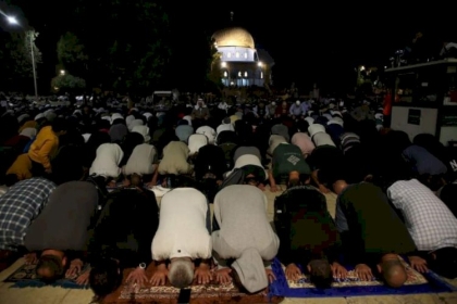 رغم القيود المشددة من الاحتلال.. بالصور: أكثر من 100 ألف مصلٍ يؤدون صلاتي العشاء والتراويح في باحات الأقصى المبارك