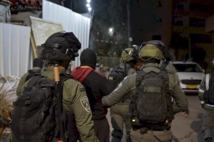 الاحتلال يعتقل مواطناً ونجله في قرية التبان جنوب الخليل