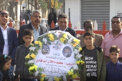 بالصور والفيديو..حركة فتح ساحة غزة تضع إكليلاً من الزهور باسم النائب محمد دحلان على النصب التذكاري لـ"الجندي المجهول" في غزة