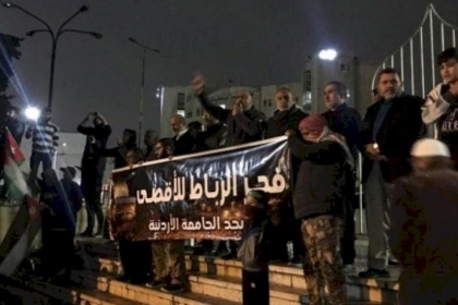 بالصور أردنيون يؤدون صلاة الفجر العظيم نصرةً للأقصى