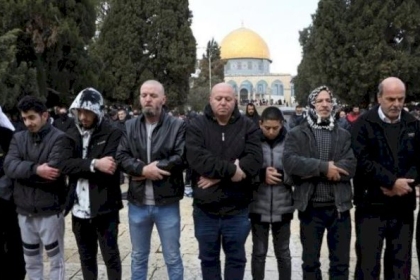 رغم إجراءات الاحتلال .. الآلاف يؤدون صلاة الجمعة في المسجد الأقصى