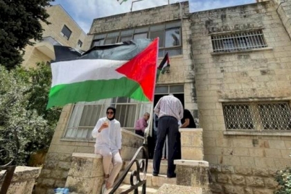 الاحتلال يعتدي على المشاركين في بيت عزاء الشهيدة شيرين أبو عاقلة ويستدعي شقيقها للتحقيق