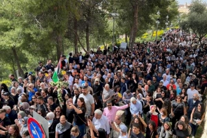 وصول جثمان الصحفية الشهيدة شيرين أبو عاقلة إلى مقبرة جبل صهيون بالقدس