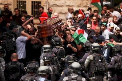 الاحتلال يعتقل أحد حاملي نعش أبو عاقلة الذين تعرضوا للضرب