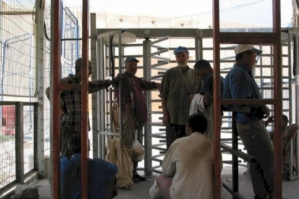 هآرتس: إسرائيل تلقّت طلبًا غير معتاد لتشغيل عمال من غزة بالخليل
