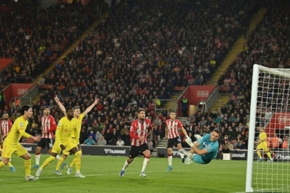 ليفربول يواصل الضغط على المتصدر مانشستر سيتي والحسم يتأجل إلى الجولة الأخيرة