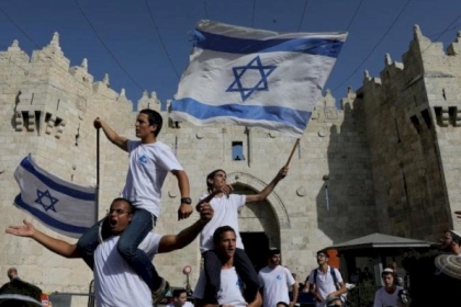 حكومة الاحتلال : "مسيرة الأعلام" ستمر بباب العامود حتى بثمن التصعيد