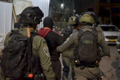 قوات الاحتلال تداهم المنازل وتشن حملة اعتقالات بالضفة والقدس