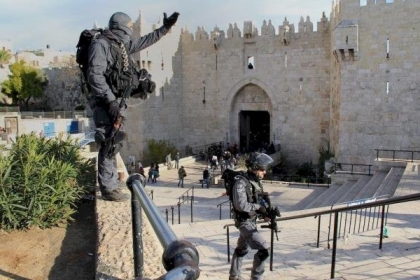 مسؤول إسرائيلي: قرار مرور مسيرة الأعلام عبر باب العامود هو قرار احترافي