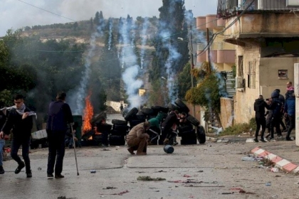 إصابات خلال صد هجوم للمستوطنين بنابلس