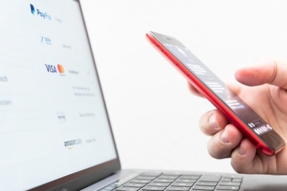 دفع الفواتير عبر الهاتف المحمول يعرضك للإفراط في الإنفاق