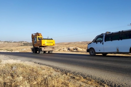 الاحتلال يحتجز مئات المركبات قرب قرية قلنديا ويعتقل شاباً