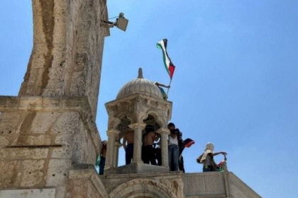 بعد الصلاة- رفع علم فلسطين في المسجد الأقصى