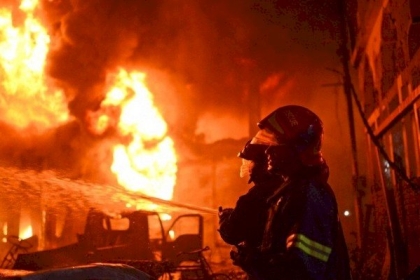 مصرع 15 شخصا على الأقل جراء حريق بمستودع في بنغلاديش