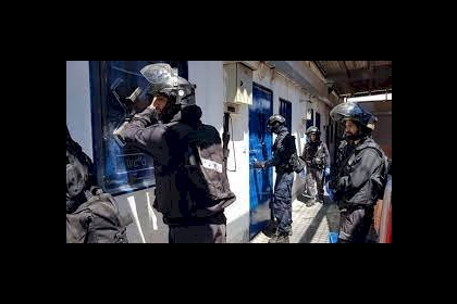 قوات القمع تقتحم قسم (4) في "ريمون" وتنقل أسرى إلى الزنازين