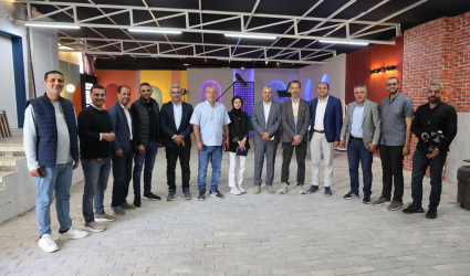 وفد من تيار الإصلاح الديمقراطي يساند الصحفيين بزيارة لقناة الكوفية ومشاركة في وقفة تضامنية