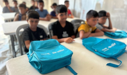 بالصور.. 700 ألف طالب يعودون للمدارس في غزة بين الخيام والمساحات المؤقتة
