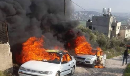 مستوطنون يحرقون مركبات ويحاولون إحراق بركسات لتربية الدواجن في عقربا وسلفيت