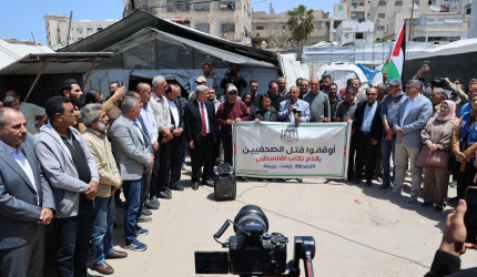 وفد من تيار الإصلاح الديمقراطي يساند الصحفيين بزيارة لقناة الكوفية ومشاركة في وقفة تضامنية