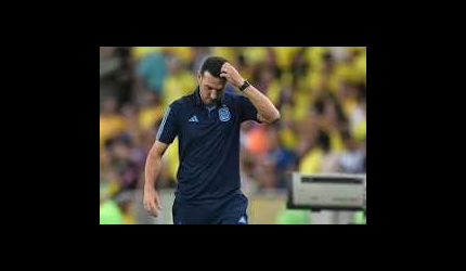 سكالوني يحدد اللاعب الأقرب لارتداء رقم 10 مع الأرجنتين بعد ميسي